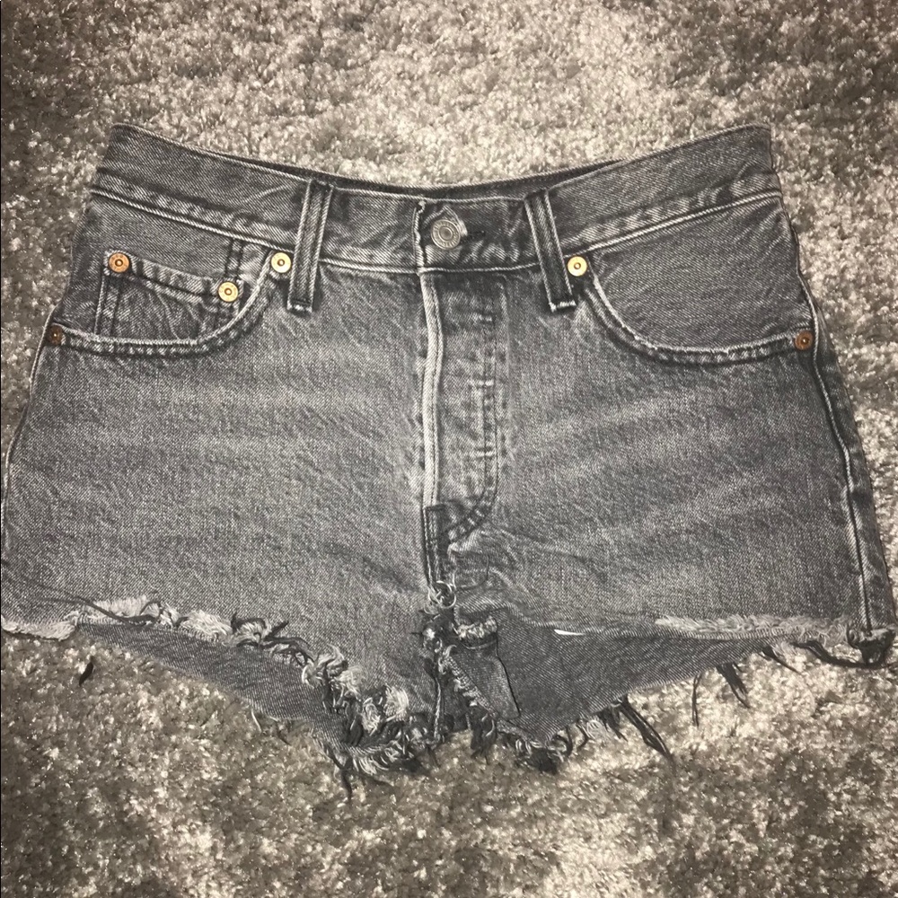Black Levi’s jean shorts